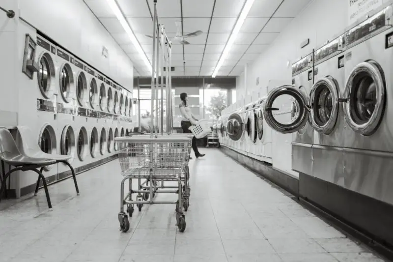 Jak długo ubrania mogą pozostawać w pralce? 3 konsekwencje