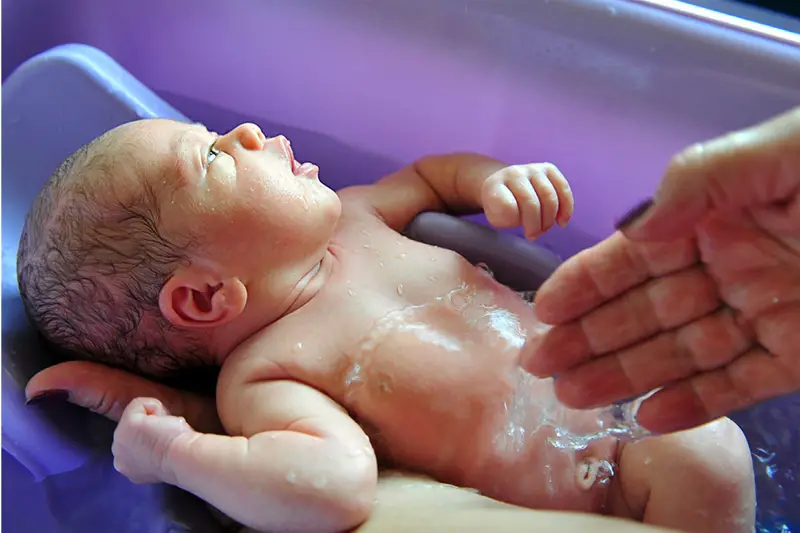 Jak gorąca powinna być woda do kąpieli dla niemowląt? Porady