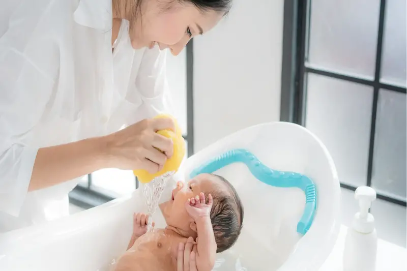 Jak kąpać dziecko w wannie?