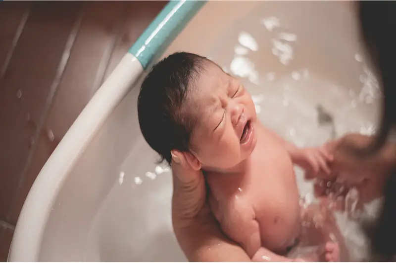 Jak kąpać dziecko w zlewie?