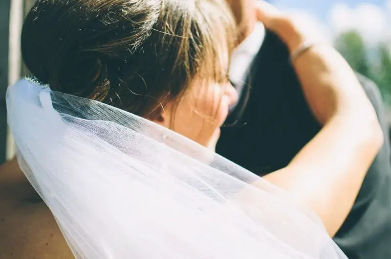 Jak nosić welon ślubny: najlepszy kompletny przewodnik
