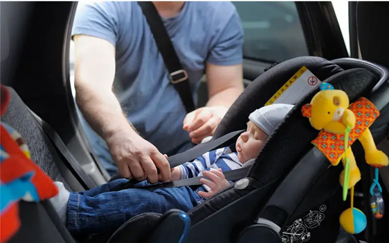 Jak noworodek powinien siedzieć w foteliku samochodowym? Nowy przewodnik