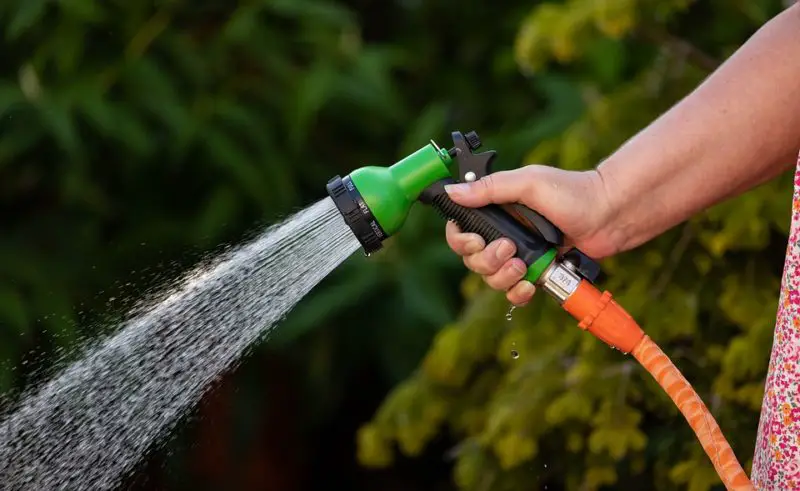 Jak podłączyć pistolet myjki ciśnieniowej do węża ogrodowego? 4 proste kroki!