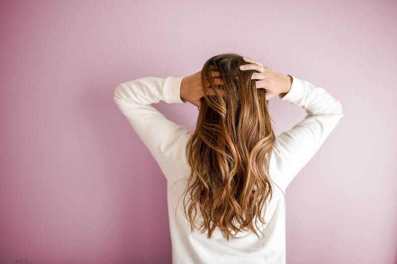 Jak pozbyć się pleśni we włosach: łatwy przewodnik w 4 krokach dla majsterkowiczów