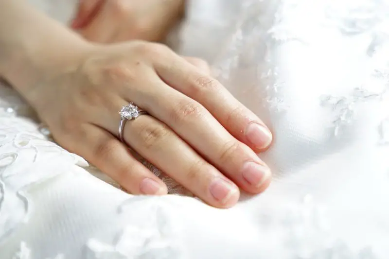 Jak pozbyć się wysypki na obrączki ślubne: 2 sposoby?