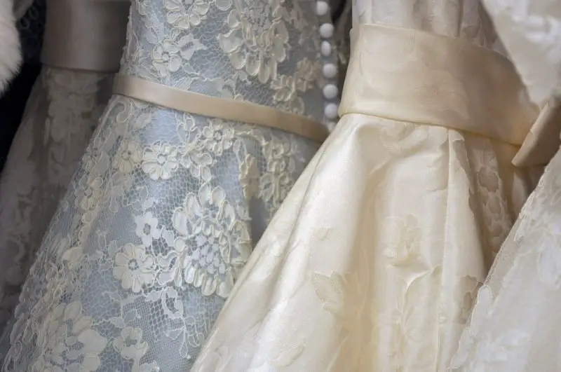 Jak przygotować suknię ślubną w 2 prostych krokach?