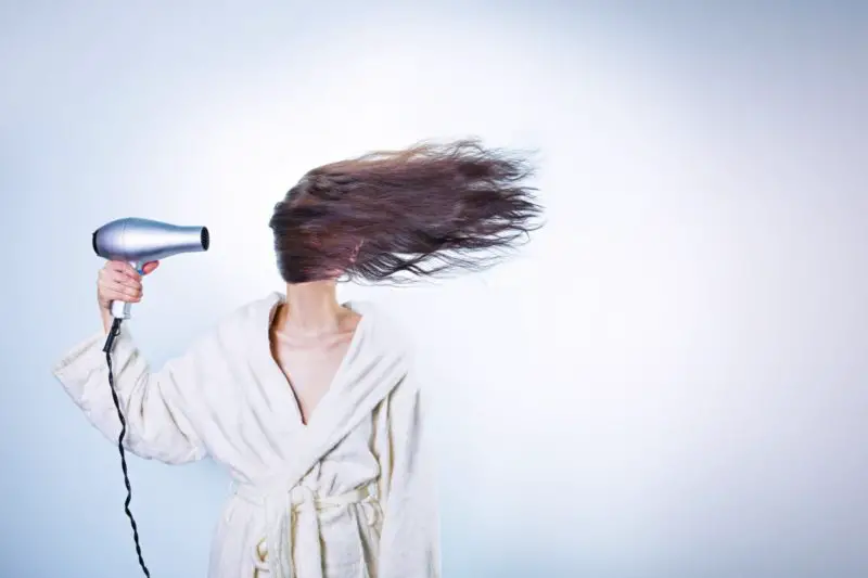 Jak szybko wysuszyć włosy bez suszarki? 3 proste