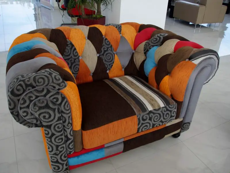 Jak umieścić kanapę i sofę w pokoju rodzinnym?