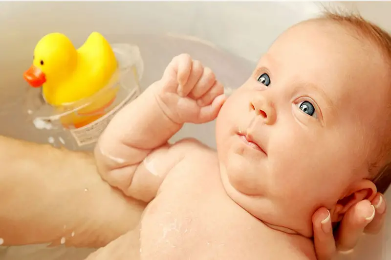 Jak umyć włosy dziecka w kąpieli z szamponem?