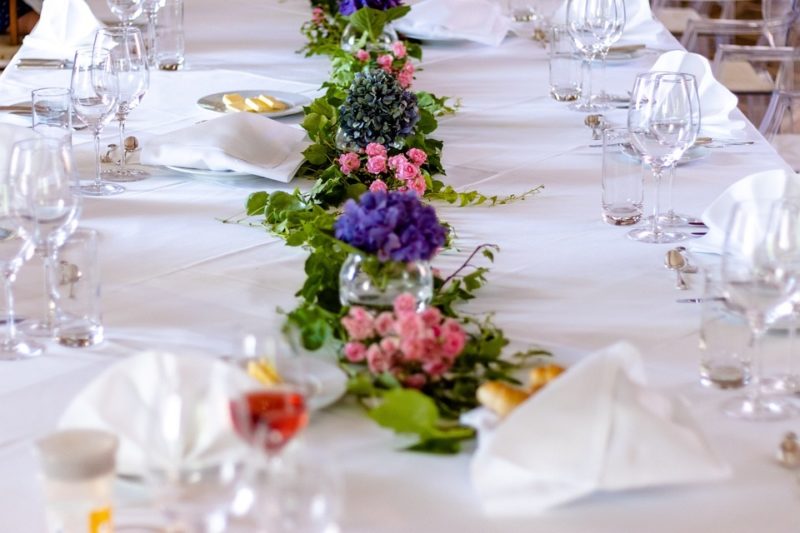 Jak ustawić długie stoły na wesele?