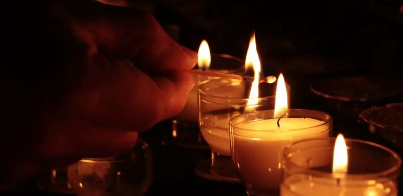 Jak usunąć obrus ze świecy?