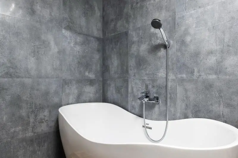 Jak usunąć pleśń z marmurowego prysznica: 6 prostych kroków DIY