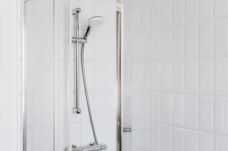 Jak usunąć pleśń ze ścian prysznicowych: 4 niesamowite sposoby?