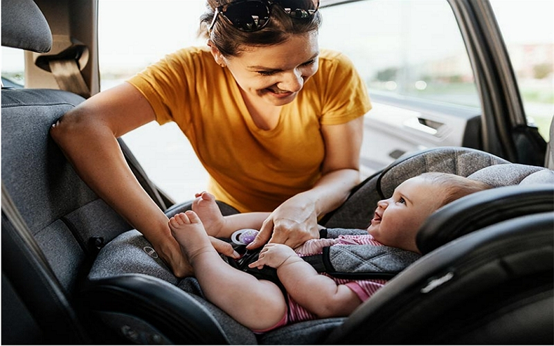 Jak utrzymać dziecko w chłodzie w foteliku samochodowym montowanym tyłem do kierunku jazdy?
