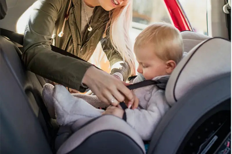 Jak utrzymać dziecko w chłodzie w foteliku samochodowym?