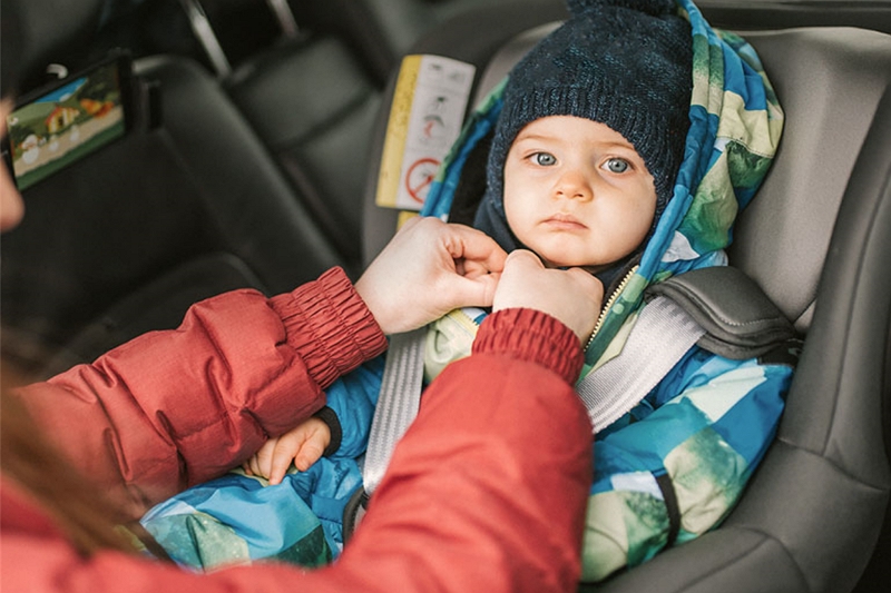 Jak utrzymać dziecko w cieple w foteliku samochodowym?