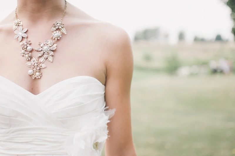 Jak wyposażyć suknię ślubną: 4 wskazówki dla narzeczonych
