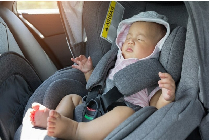 Jak zainstalować fotelik samochodowy dla dziecka tyłem do kierunku jazdy?
