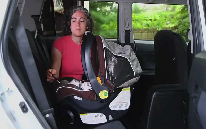 Jak zainstalować fotelik samochodowy dla niemowląt bez podstawy?