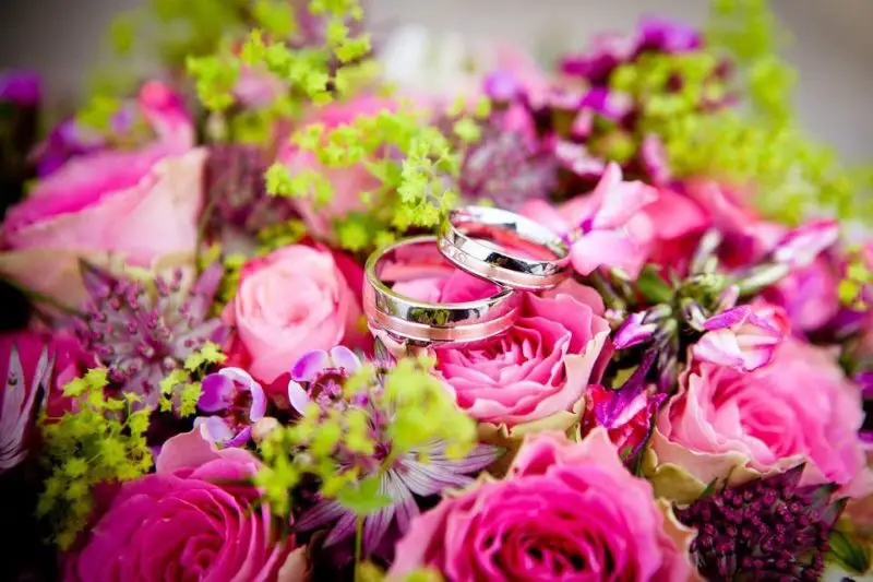 Jak zaoszczędzić na ślubnych kwiatach: 4 najlepsze porady