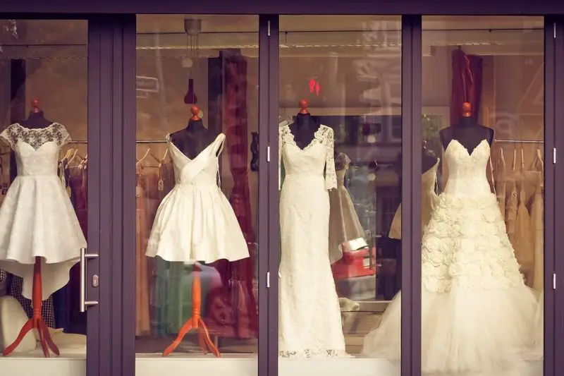 Jak zmienić zbyt głęboką suknię ślubną z dekoltem w szpic?