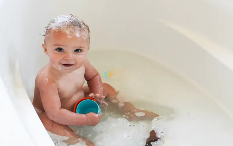 Jak zrobić dziecku kąpiel z gąbką?