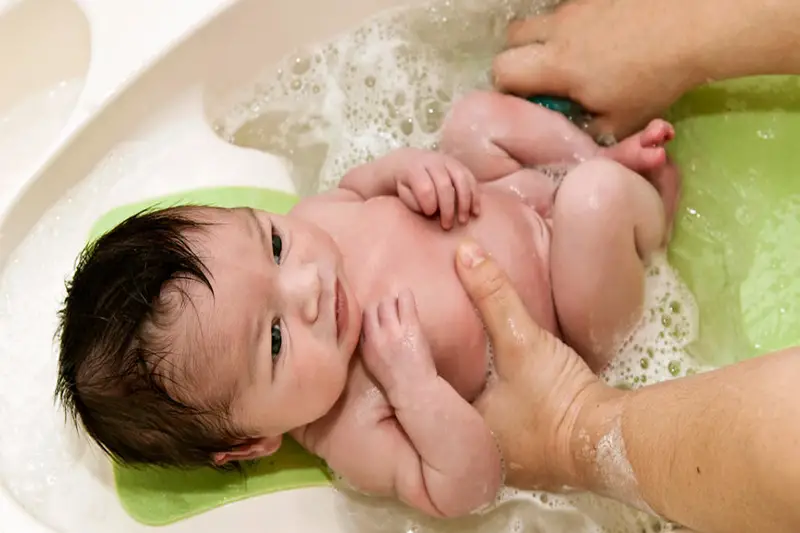Jak zrobić kąpiel owsianą dla dziecka? Porady