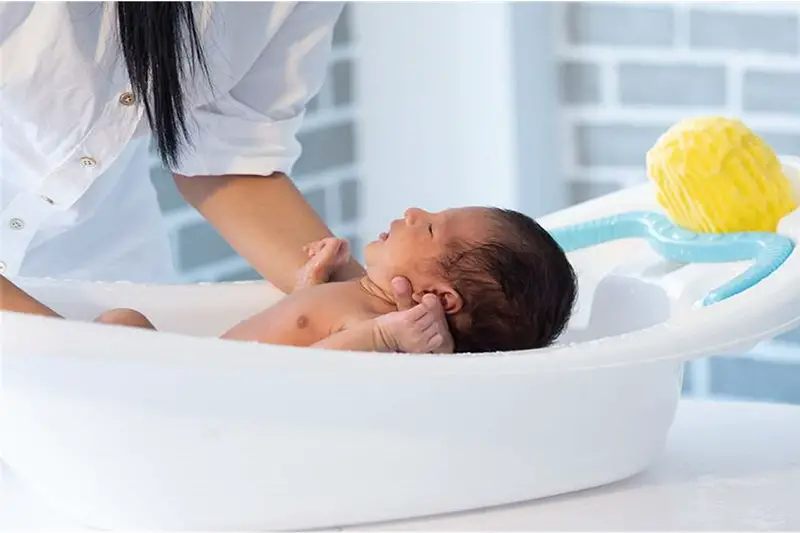 Jaka temperatura do kąpieli dziecka? Przewodnik dla nowej mamy