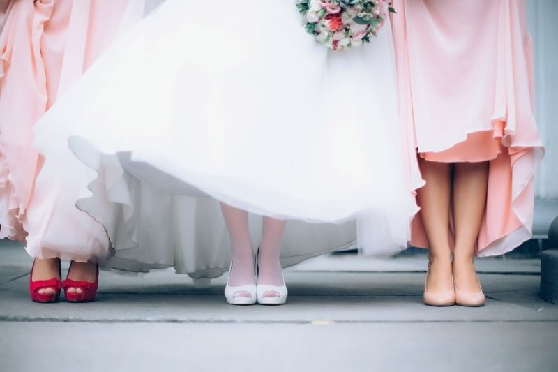 Jakie buty nosić z suknią ślubną: 3 czynniki
