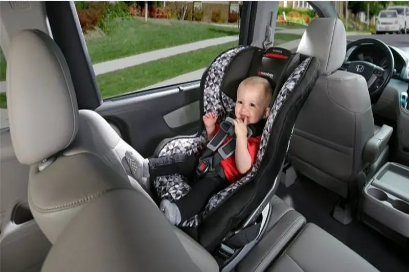 Kiedy dziecko może jechać w składanym foteliku samochodowym? Wydziwianie!