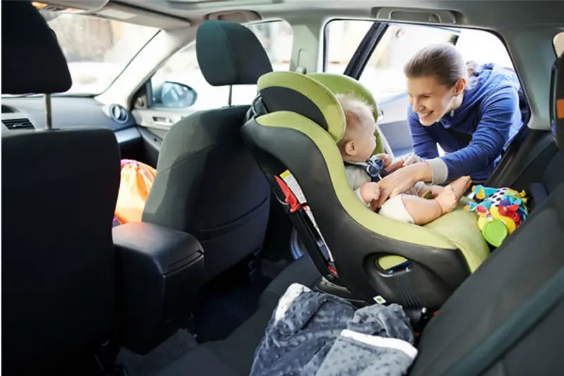 Kiedy dziecko wyrośnie z fotelika samochodowego dla niemowląt? Przewodnik