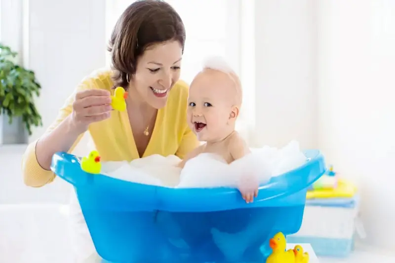 Kiedy mogę wykąpać dziecko po obrzezaniu? Porady