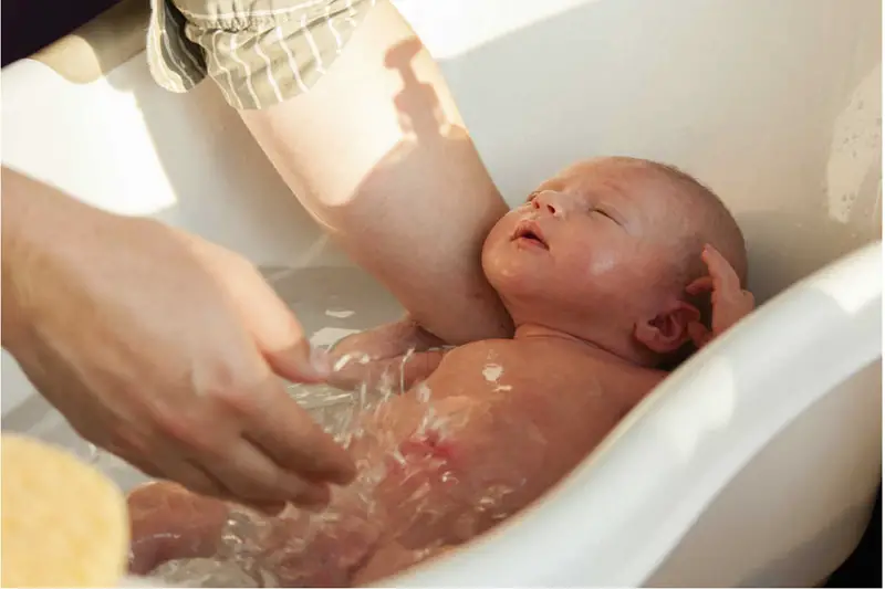 Kiedy możesz zanurzyć dziecko w kąpieli? Przewodnik