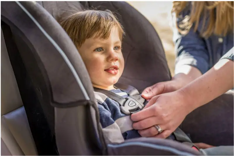 Kiedy przestać nosić dziecko w foteliku samochodowym? Przeczytaj to!