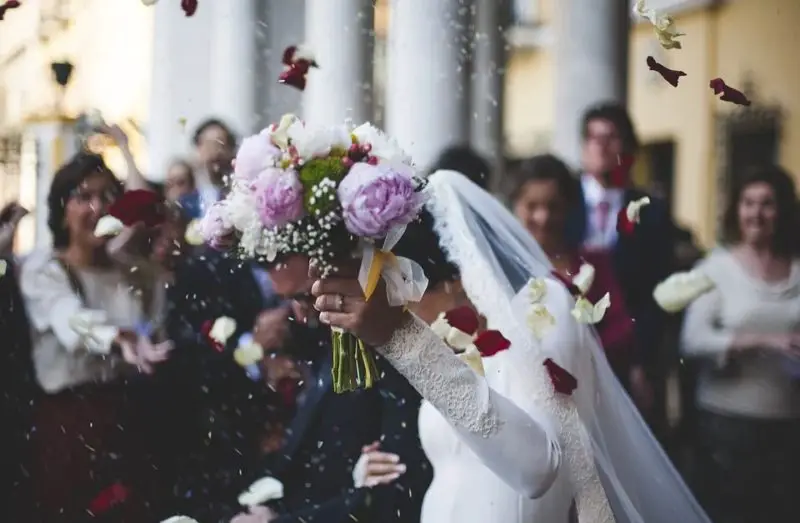 Kto dostaje kwiaty na weselu: tradycje i nie tylko