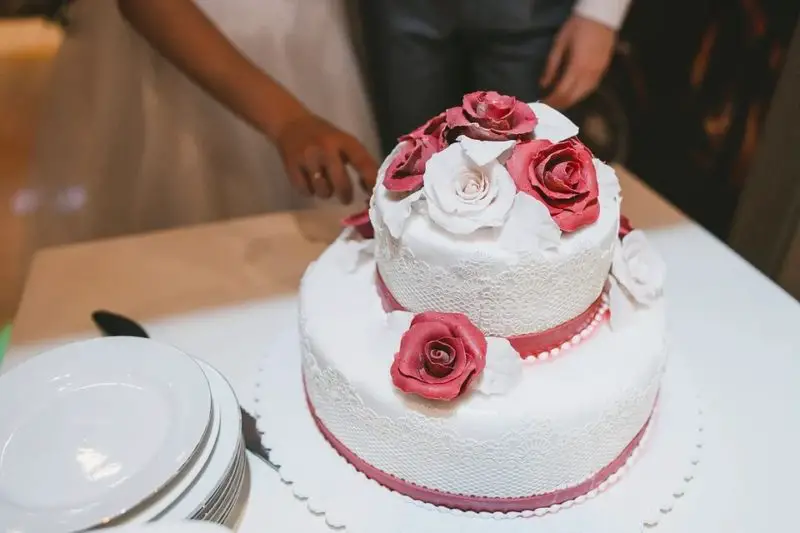 Kto kroi ciasto na weselu: tradycje i nie tylko