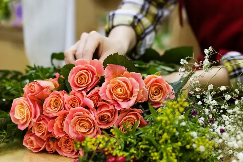 Kto płaci za kwiaty ślubne: tradycyjne oczekiwania