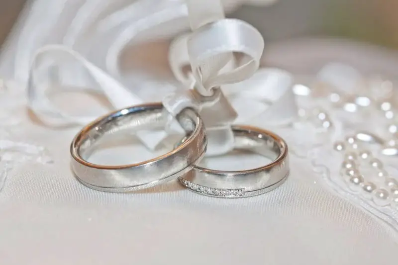 Kto trzyma pierścienie na weselu: tradycje i nie tylko