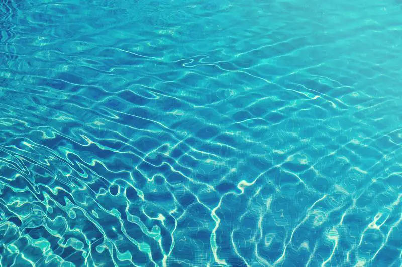 Pielęgnacja basenu 101: Jak łatwo pozbyć się pleśni w basenie?