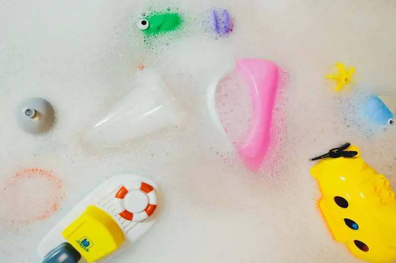 Skuteczny 4-stopniowy przewodnik dotyczący czyszczenia pleśni z zabawek do kąpieli