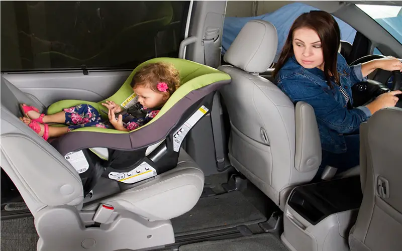 Szczegółowy przewodnik na temat zabawiania dziecka w foteliku samochodowym tyłem do kierunku jazdy
