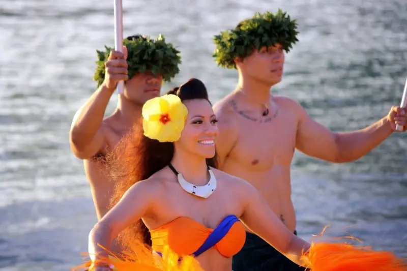 W co się ubrać na hawajskie wesele: pomysły na stroje