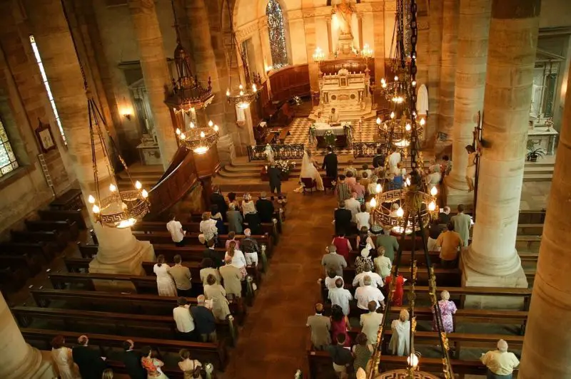 W co się ubrać na ślub kościelny: nakazy i zakazy