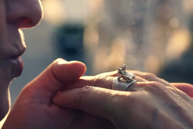 W jakim porządku nosisz pierścionki zaręczynowe i pierścionki wieczności?