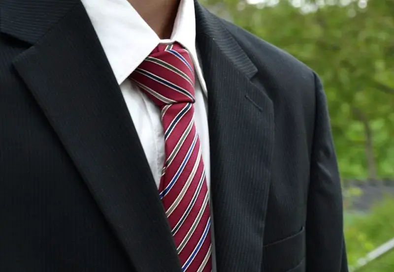 Gdzie kupić krawaty ślubne: przewodnik po najlepszych zakupach