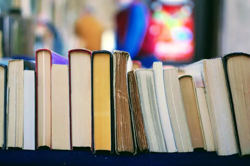 Hacki do oszczędzania książek: ile można zaoszczędzić na książkach uszkodzonych przez wodę?