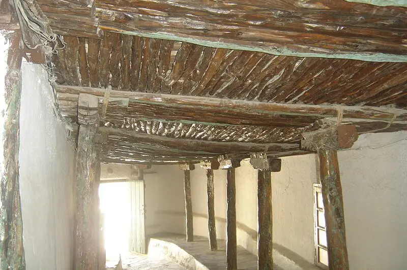 Ile naprawiać sufit z listew zniszczonych przez wodę: Przewodnik finansowy