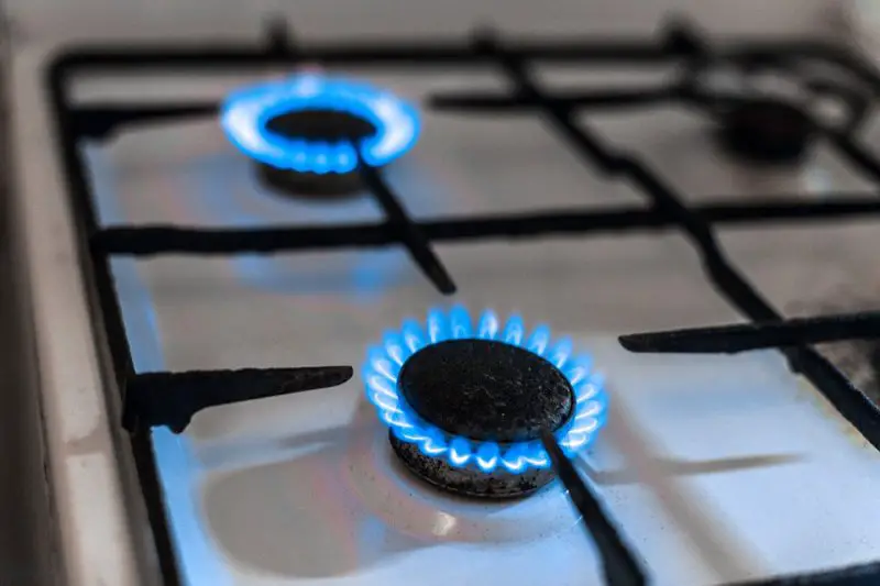 Jak naprawić wyciek gazu w kuchence? 5 ważnych wskazówek!