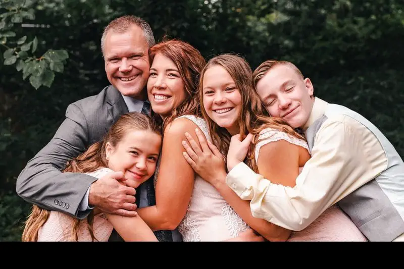 Jak włączyć rodzinę do ceremonii ślubnej: 3 sposoby?