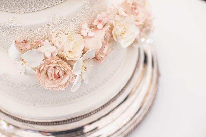 Jak wyciąć wielowarstwowy tort weselny w 3 krokach